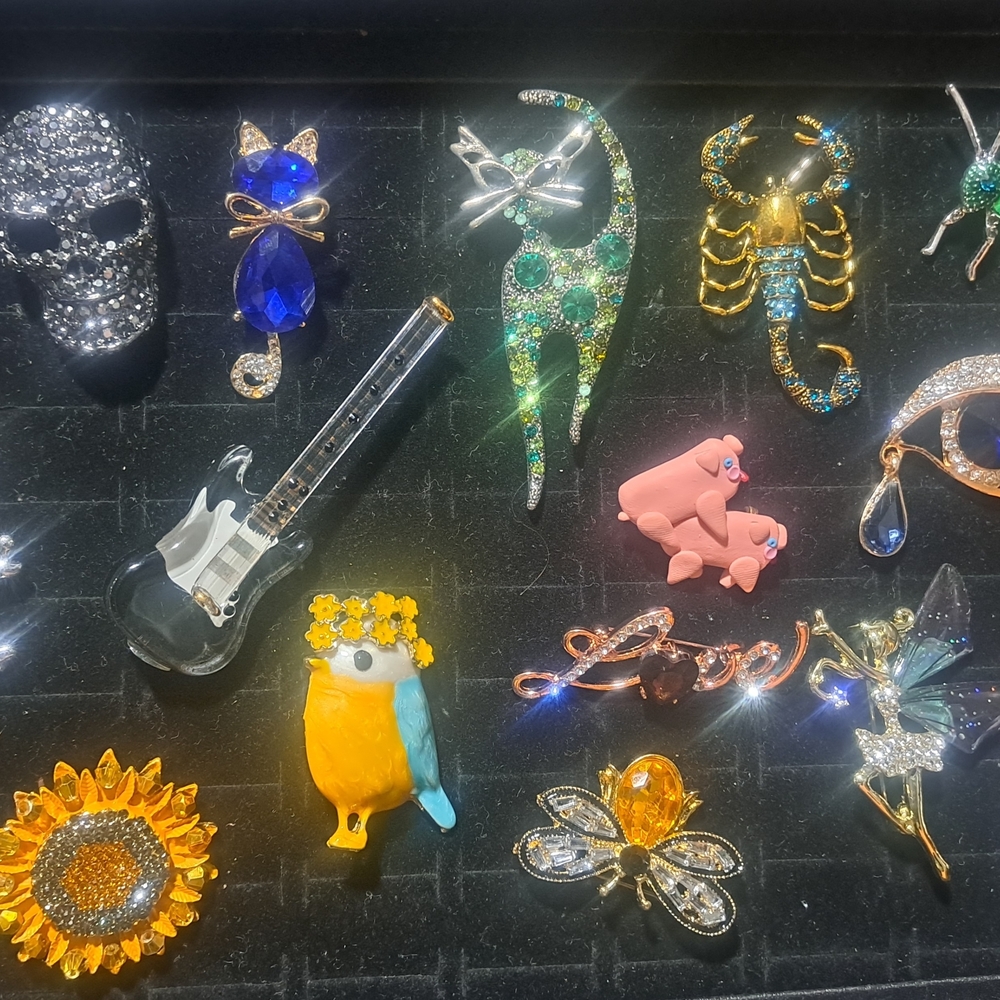 Assorted Brooch and Pin Collection - Picture 4 of 4